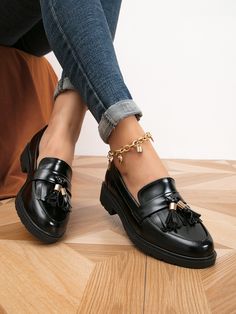 Brown Flat Shoes, Minimalist Sneakers, Tassel Decor, Loafer Shoes Women, Minimalist Shoes, Women Flats, Patent Leather Shoes, Casual Loafers, Comfy Shoes