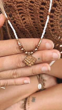 ᛫ 。《 ♢ 》 。᛫ 'ᴄᴏᴄᴏɴᴜᴛ ᴘᴀʟᴍ' Handmade ocean inspired boho necklace. Perfect for layering! Simple and very light to wear with a brass charm, coconut beads, white seed beads and brass beads. The necklace is adjustable with a sliding knot, can be worn at any length.  ・✧・❖・✧・ J E W E L L E R Y  C A R E  Even though the macrame cord is very durable, for it to look it's best for as long as possible you shouldn't wear your jewellery into the ocean or pool. This could also damage the stones as well. If you want to clean your jewellery, use only warm water and a little bit of soap. Try to let it dry as much as possible. The brass beads and charm could loose their shiny gold after some time. They can also be refreshed with a jewellery cloth.  If you have any questions about these details please send m Palm Necklace, Trendy Chokers, Beachy Jewelry, Handmade Beaded Necklace, Wooden Jewellery, Boho Beachy, Coconut Palm, Handmade Beaded Necklaces, Ocean Inspired