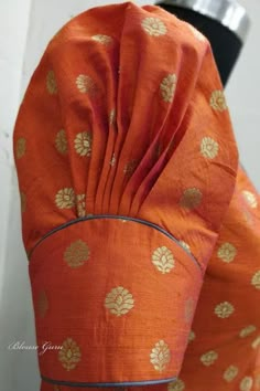 Detail Couture, Blouse Designs High Neck, Cotton Blouse Design, New Saree Blouse Designs, Latest Model Blouse Designs, Afrikaanse Mode, New Blouse Designs, Blouse Designs Indian, Ladies Blouse Designs