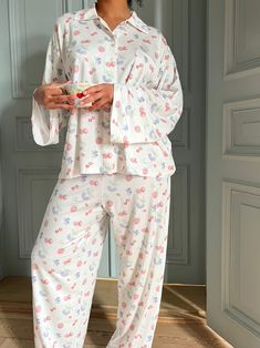 Go Slow Pants Summer Berries - Summer Berries | Djerf Avenue Pajamas Set Aesthetic, Pj Sets Women, Spring Pjs, Pj Aesthetic, Cute Pj Sets, Pajamas Aesthetic, Lingerie Pjs, Comfy Pajamas, Long Sleeve Pajamas