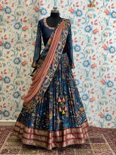 Benaras Half Sarees, Bathukamma Outfit, Kalamkari Langa Voni Half Saree, Mangalgiri Half Saree Designs, Kalamkari Lehenga Indian Weddings, Lehenga From Scratch Ideas, Mangalgiri Pattu Lehenga, Leghana Design Simple, Leghana Design