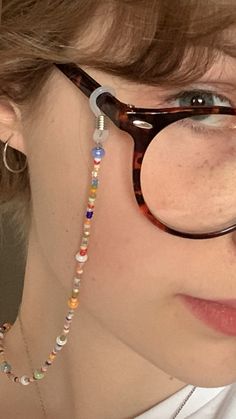 Fashion Details Aesthetic, Diy Beaded Glasses Chain, Glasses Strap Aesthetic, Glasses Accessories Chain, Diy Glasses Chain, Glasses Chain Aesthetic, Glasses Chain Diy, Glasses Jewelry, Beaded Glasses Chain