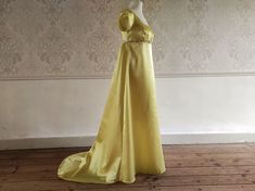 Pretty Bridgerton style dress in thick satin of good quality. Dress from the period 1800 to 1810 at the time of the 1st French Empire or English Regency. 100% polyester sateen. (Contact us for silk satin, we will see if it is possible in the desired color). Dress making time: 4 weeks. Available colors : - light yellow (as photos) - light blue - burgundy - red - pink - dark purple - light green - Navy blue - white - ivory Sizes available from XXS to XL. (see size chart) Shipping with tracking num 1820s Dress, Regency Wedding, Rococo Dress, Photo Bleu, Regency Era Fashion