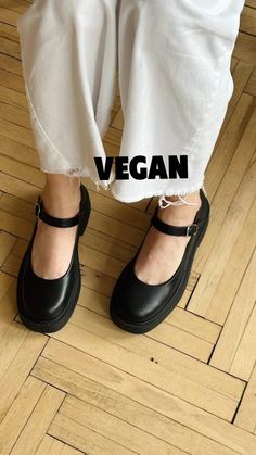 Vegane Schuhe Damen aus schwarzem veganem Leder und beigem Futter. Ergänzt werden die Schuhe durch 1 Riemchen, die mit Schnalle durch die Leibhöhe verstellbar sind. Die abgerundete dreidimensionale Socke wird von einer massiven hellen Sohle akzentuiert. PRODUKTINFO Farbe: schwarz Obermaterial: Vegan Leder Futter: vegan Leder Sohle: Polyurethan Details: Schnallen * das Modell ist in Originalgröße * Jedes Paar Schuhe ist handgefertigt Um mehr Mary Janes Schuhe aus unserer Kollektion zu sehen, klic Vegan Shoes Women, Womens Mary Janes, Mary Jane Shoes Womens, Vegan Shoes, Mary Jane Shoes, Shoes Women, Mary Janes, Vegan Leather, Bathing Beauties