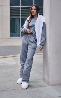 What To Wear With Grey Sweatpants Female [2023]: 50+ Trendy Grey Sweatpants Outfit Ideas To Steal What To Wear With Grey Sweatpants, Grey Sweatpants Outfit, Dance Wear Outfits, Sweatpants Outfit Ideas, Straight Leg Joggers, Straight Leg Sweatpants, Joggers Outfit