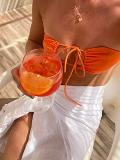 Aperol Spritz Aesthetic, Spritz Aesthetic, Summer Girls Trip, Aesthetic Cocktails, Spritz Aperol, Aperol Spritz Recipe, Aesthetic Nail Art, Neon Dress, Cocktails Summer