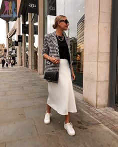 Lydia Tomlinson, Skirts With Sneakers, Sneakers Outfit Work, Millennial Style, Work Outfits Frauen, White Sneakers Outfit, Trainers Outfit, Sneaker Outfits Women, Sneaker Outfits