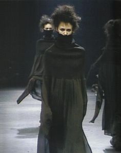 Rei Kawakubo Comme Des Garcons, Conceptual Fashion, Rei Kawakubo, Fashion Victim, Lovely Clothes, John Galliano, High Energy, Dark Fashion, Black Style