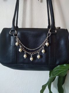 Classy and elegant with a bold, feminine style! Sure to add a special touch to your bag. Material: - High quality glass pearls pictured in ivory/off white - Your choice of silver- or gold stainless steel metal  Opens with two silver/gold rings on top. Measurements: 7.5 inches Custom orders are welcome! Just send me a message. Necklaces:  https://www.etsy.com/shop/SamanthaMorta?section_id=39560882 Bracelets: https://www.etsy.com/shop/SamanthaMorta?section_id=112370 Back to Shop Home Page>> https: Pearl Purse, Gothic Bag, Chunky Pearls, Silver Bags, Bridesmaid Bags, Charm Chain, Gold Bag, Gold And Silver Rings, Handbag Charms