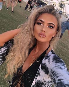 Festival makeup and festival looks, including festival glitter makeup, Coachella makeup, and more Edm Makeup, Festival Inspo Outfits, Electro Festival Outfit, Edc Makeup, Festival Makeup Rhinestones, Festival Makeup Tutorial, Music Festival Makeup, Coachella Hair, Coachella Makeup