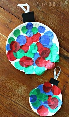 the paper plate is made to look like a flower with red, green and blue petals