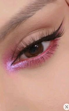 Difficulty: Easy     Herramientas  • Sombra rosa  • Sombra rosa con brillo  • Sombra blanca  • Delineador negro Pink Face Makeup, Black And Pink Makeup, Pink And Black Makeup, Makeup Rosa, Maquillage On Fleek, Pink Eye Makeup, Eye Makeup Styles, Cute Eye Makeup, Doll Eye Makeup