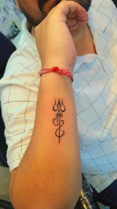 Trishul tattoo follow me on Instagram @Inkartistb Tattoo Designs Mahadev, Om Tattoos For Women, Om Tattoo Design For Men, Thrisul Tattoo Ideas, Trisula Tattoo Design On Hand, Om And Trishul Tattoo, Shiva Tattoo Design For Women, Trishul Mehndi Design, Tattoo Shiva Trishul