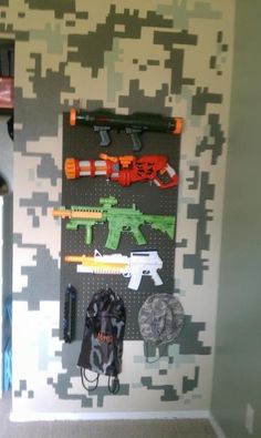 Camo Wall and Gun Rack we did in my youngest Son's room this week. Boys Army Room, Military Bedroom, Hat Rack Ideas, Hunter Room, Kinds Of Hats