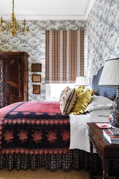 eclectic english country-style bedroom with patterned roman blinds and wallpaper design Beautiful Home Office, Maximalist Bedroom, Anna Spiro, Cosy Bedroom, English Country Style, Victorian House, Fabric Houses, Country Style Homes