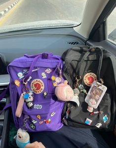 Backpack Aesthetic Black, Fjallraven Kanken Backpack Aesthetic, Pink Backpack Aesthetic, Black Backpack Aesthetic, Backpack Aesthetic School, Aesthetic School Backpack, College Backpack Aesthetic, Decorated Backpack, Drawing Backpack