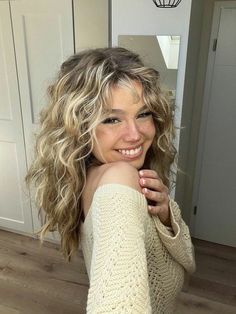 Curly Chronicles: 50 Tales of Gorgeous Hairstyles for Long Curly Hair  https://www.youtube.com/watch?v=is9YtcMaFBs Naturally Wavy Hair Cuts, Dirty Blonde Hair With Highlights, Blonde Highlights Curly Hair, Dyed Curly Hair, Natural Curly Hair Cuts, Boys Of Tommen, Blonde Wavy Hair