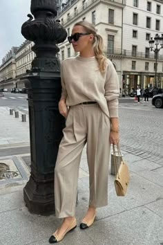 Embrace old money aesthetic this fall with these casual Parisian style outfit ideas. Our blog post covers the best preppy and classy fall outfits that exude a European flair, ensuring you stand out in a refined yet approachable way. We just love this chic business casual look with beige wide-leg pants, a sweater and Chanel ballet flats, for example! Classy Fall Outfits, Stile Hijab, Fall Style Guide, Mode Zara, Chique Outfits, Paris Mode, Looks Party, Trendy Fall Outfits, Looks Street Style