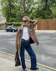 Brown Leather Jacket + Studded Belt + Dark-Blue Jeans + Ballet Flats Distressed Leather Jacket, Simple Fall Outfits, Brown Leather Jacket, Trend Fashion, Fall Looks, Look Chic, Who What Wear