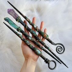 Varita mágica Harry Potter Wands, Crystal Wands, Witchy Crafts, Fantasy Props, Seni Dan Kraf, Magical Jewelry, Witch Aesthetic, Crystal Wand