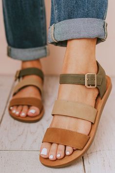 Women Shoes 2022 Trends, Sandals 2022 Trends, Casual Work Shoes Women, Weird Clothing, Sandals Aesthetic, Sandals Outfits, Sandals Ideas, Work Sandals