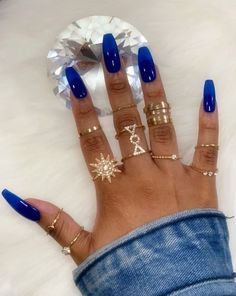 Plongez dans la tendance estivale 2024 avec des ongles inspirés par les nuances de bleu chromé, turquoise, et bleu du Nil. Brillez tout l'été avec ces looks éblouissants! Cobalt Blue Nails, Hand Painted Nails, Sky Blue Nails, Blue Coffin Nails, Royal Blue Nails, Nail Drills, Blue Acrylic Nails, Blue Gel, Painted Nails