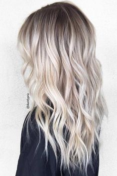 I prodotti decoloranti sono venduti insieme a una confezione di balsami nutritivi appositamente pensati per capelli ossigenati. Platinum Hair Color, Ash Blonde Hair Colour, Blonde Haircuts, Ash Blonde Hair, Blonde Hair Shades, Trendy Hair Color