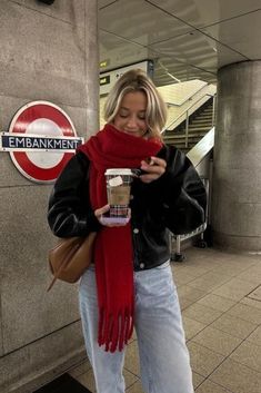 Cold Women Outfits, Autumn Inspiration Outfit, Fits Inspo Winter, Scarfs For Winter, Outfit Inspo Fall Winter, Chic Scarf Outfit, Outfits With Scarves Winter, Cool Winter Fashion, Cute And Casual Fall Outfits