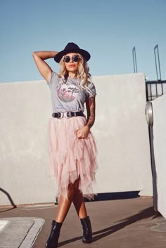 Tulle Skirt Outfit Casual Street Style, Skirt With Cowboy Boots, Tutu Skirt Outfit, Dressy Clothes, Contouring Makeup, Hippie Grunge