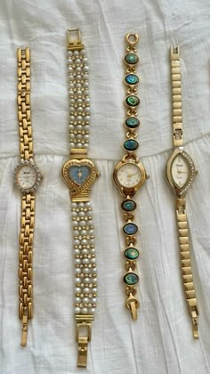 #vintagewatch #smallwatch #goldwatch #uniquejewellery #prettyjewelry #winteroutfit #wriststack Vintage Saat, Vintage Gold Watch, Cute Watches, Jewelry Fashion Trends, Jewelry Essentials