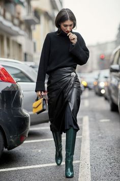 Skirt Diy, Walking Down The Street, Woman In Black, Nyc Street Style, Green Boots, Seoul Fashion, Milano Fashion Week, Looks Street Style, Street Style Trends