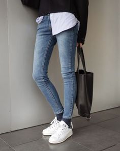 Photo Strawberry Cocktail, Sneakers Fashion Outfits, Casual Skirt Outfits, Outfit Inspiration Fall, Fashion Victim, Jeans White, Sporty Chic, Fashion 2020, Ladies Dress Design