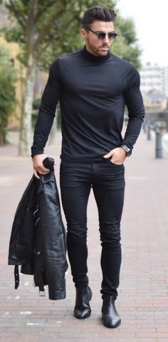 What Shoes to Wear With Jeans Best Boots For Men, Man In Black, Walking Down The Street, Cooler Look, Men Street, All Black Outfit, Casual Black, Gentleman Style, Men Looks