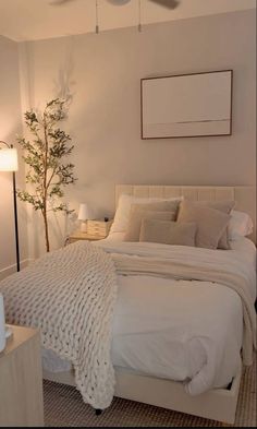 Beige Cozy Aesthetic, Cozy And Clean Bedroom, Minimalist Bedroom Women, Small Bedroom Ideas Beige, White And Cream Room, White And Beige Room Aesthetic, Apartment Bedroom Inspo Cozy, Bedroom Ideas White And Beige, Beige White Bedroom Ideas