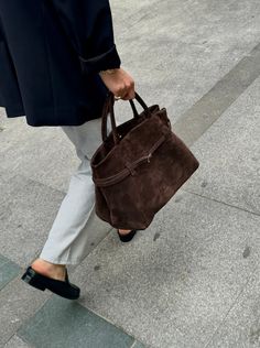 Le Cambon 35 Deep Brown Suede – Manu Atelier Suede Bag Outfit, Fall Bags, Suede Bag, Brown Bag, Bag Trends, Mode Inspo, Mini Tote