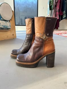 El Dante Leather boots with blocked leather pieces and silver star emblem detailing 3" inch heel 9" length from toe to back of heel 6 1/2" boot height 10 1/2" total height  4" width Vintage Square Toe Boots, El Dantes Boots, 70s Shoes Women, Boots For Women Outfits, Vintage Brown Boots, Brown Shoes Outfit, Brown Fall Boots, Brown Vintage Boots, Boots Outfit For Women