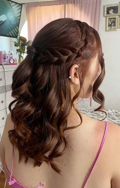 Simple Hairstyles For Damas, Cute Hairstyles For Medium Hair For Hoco, Cute Hairstyles For Quinceanera Damas, Prom Hairstyles For Medium Hair Half Up, Hoco Hairstyles For Shoulder Length Hair, Medium Length Down Hairstyles, Short Princess Hairstyles, Quinceanera Hairstyles For Short Hair Half Up Half Down, Half Up Half Up Hairstyles