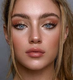 Light Beachy Makeup, Light Airbrush Makeup, Bright Eyes Makeup Natural, Bright Inner Eye Makeup, Glowy Eyeshadow Look, Peachy Pink Eye Makeup, Formal Makeup Ideas Natural, Blonde Blue Eye Makeup Looks, Beachy Glam Makeup