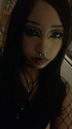 Black Goth Makeup Looks, Makeup Looks To Do When Bored, Halloween School Makeup, Black Emo Makeup, Goth Doll Makeup, Alt Goth Makeup, Casual Goth Makeup, Goth Girl Makeup, Emo Girl Makeup