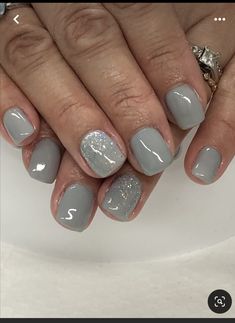 Grey Dipped Nails, Grey Nails Ideas Short, Grey Gel Nails Short, Grey Dip Nails, Gel Nails Gray, Grey Sparkle Nails, Simple Grey Nails, Gel Nails Grey, Gray Gel Nails