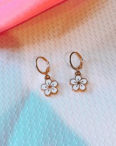 Super cute white hibiscus gold earrings Hibiscus Flower Earrings, Coconut Girl Earrings, Cute Summer Earrings, Cute Drop Earrings, Cute Earrings Hoops, Hibiscus Jewelry, Preppy Jewlery, Cute Earrings Aesthetic, Preppy Earrings