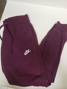 Nike Sweatpants Outfit, Cute Ripped Jeans, Vsco Outfits, Cute Nike, Cute Skirt Outfits, Trendy Hoodies, Nike Joggers, Aesthetic Shirts