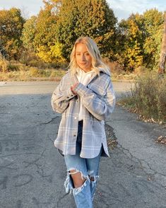 Hoodie Shacket Outfit, Hoodie And Shacket Outfit, Fall Outfit Inspo 2022 Casual, Fall Hipster Outfits Women, Shacket Outfit Ideas Women, Cute Shacket Outfits, Fall Outfits With Shackets, Fall Outfits Hoodies, Jeans With Hoodie Outfit