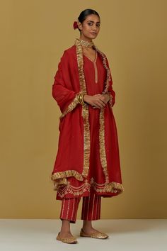 Red kurta with floral embroidery and V neck. Paired with sequin work pant and tissue organza fringe dupatta.
Components:3
Pattern:Embroidered
Type of Work:Floral
Neckline:V Neck
Sleeve Type:Flared
Fabric:Chanderi Silk, Tissue Organza
Color:Red
Other Details:
Floral and sequin work
Occasion:Puja - Aza Fashions The Loom Suits, Red Silk Suit, Red Dress Indian, Red Suits, V Neck Kurta, Punjabi Suits Party Wear, Red Kurti, Classic Suits, डिजाइनर कपड़े