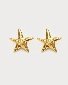 Materials: 18k gold plated brass, stainless steel post Measurement: 26mm/1.0" in height, 25mm/0.98" in width Gold Starfish Earrings, Gold Jewelry Summer, Stud Gold Earrings, Jewellery Wishlist, Chunky Gold Jewelry, En Route Jewelry, Starfish Jewelry, Summer Jewellery, Pretty Jewelry Necklaces