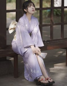 Kimono Sitting Pose, Purple Kimono, Pretty Kimonos, Traditional Asian Dress, Kimono Japan, Human Poses Reference, Portrait Photography Poses, Human Poses, Japanese Outfits