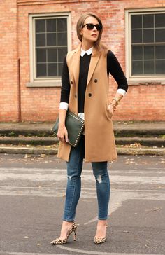 Chaleco Sleeveless Coat Outfit, Sleeveless Blazer Outfit, Long Vest Outfit, Hot Fall Outfits, Long Sleeveless Vest, Tan Vest, Fall Fashion Coats, Sleeveless Coat, Sleeveless Blazer