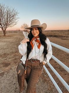 Western Belts Outfit, Western Winter Fashion, Western Boho Outfits, Casual Western Outfits, Boho Winter Outfits, Western Wear Outfits, Western Style Outfits, Western Outfits Women