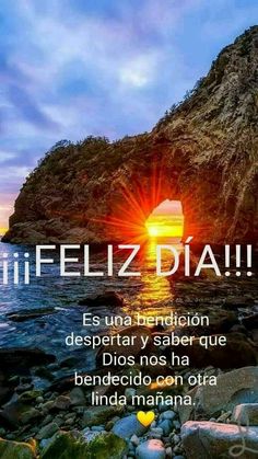 an image of the sun setting over water and rocks with words in spanish above it