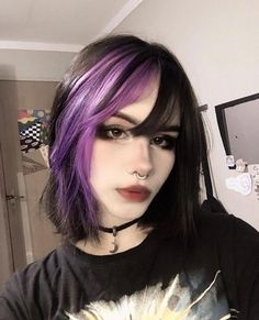 Grunge Girl Icon, Grunge Icon, Grunge Girl Aesthetic, Goth Hair, Hair Inspiration Short, Hair Color Purple, Peinados Fáciles Para Cabello Corto, Short Hair Tutorial, Alternative Hair